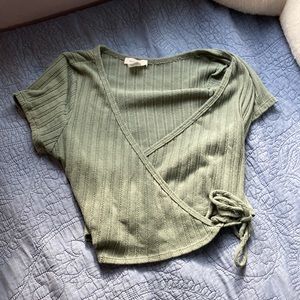 Cute summer/spring top, green and suggested to wear a undertop with it